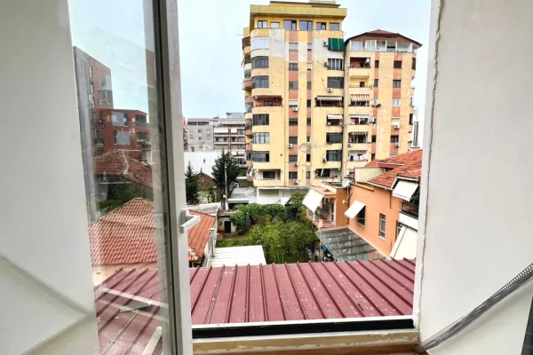 Shtepi ne shitje Apartament ne Tirane, 1+1, Mobilimi Bosh, pa mobiluar, Pagesa 158,000  Euro.