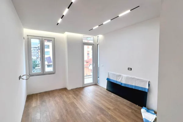 Shtepi ne shitje Apartament ne Tirane, 1+1, Mobilimi Bosh, pa mobiluar, Pagesa 158,000  Euro.