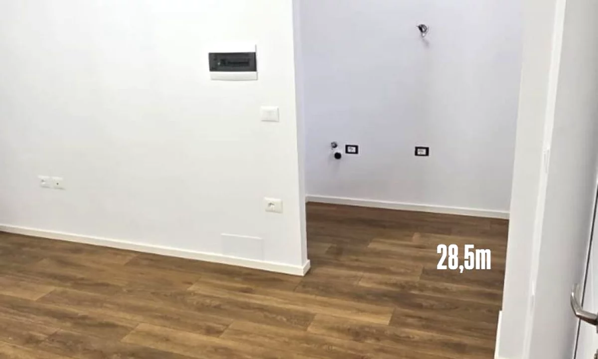 Shtepi ne shitje Apartament ne Tirane, Garsoniere, Mobilimi Bosh, pa mobiluar, Pagesa 80,000  Euro.