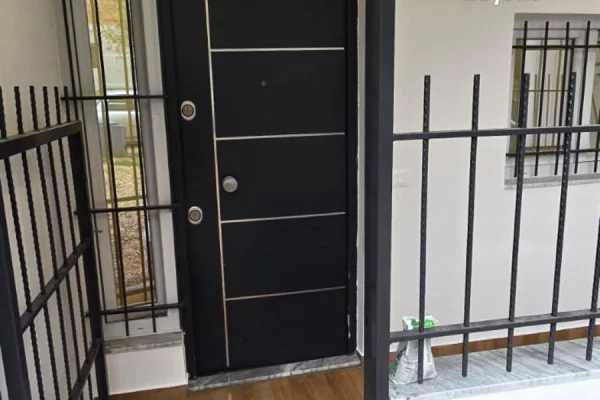 Shtepi ne shitje Apartament ne Tirane, Garsoniere, Mobilimi Bosh, pa mobiluar, Pagesa 80,000  Euro.