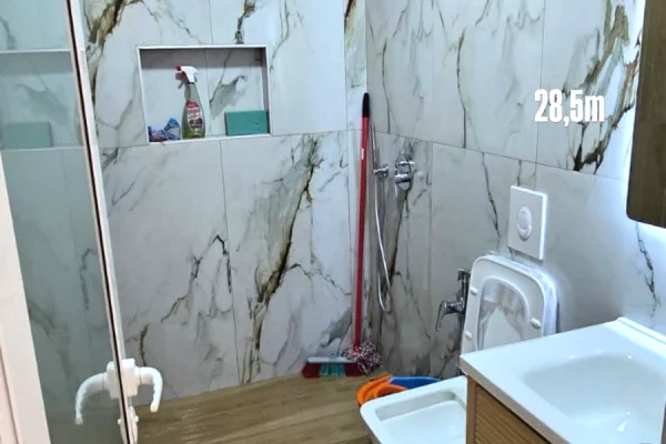 Shtepi ne shitje Apartament ne Tirane, Garsoniere, Mobilimi Bosh, pa mobiluar, Pagesa 80,000  Euro.