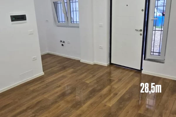 Shtepi ne shitje Apartament ne Tirane, Garsoniere, Mobilimi Bosh, pa mobiluar, Pagesa 80,000  Euro.