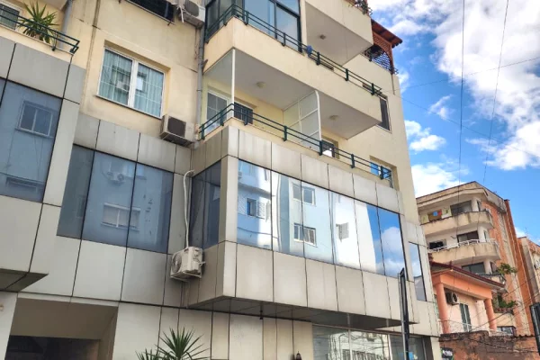 DYQAN me Qira:  Bulevardi i ri fiks te Ministria e Drejtesise - ose Zeri Popullit Tirane - Kt.1 - 55 m2 - 620Euro/Muaj NETO 