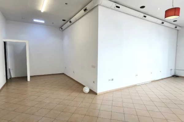 DYQAN me Qira:  Bulevardi i ri fiks te Ministria e Drejtesise - ose Zeri Popullit Tirane - Kt.1 - 55 m2 - 620Euro/Muaj NETO 