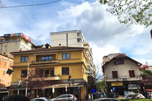 Shtepi ne shitje Apartament ne Tirane, 2+1, Mobilimi E mobiluar, Pagesa 297,000  Euro.