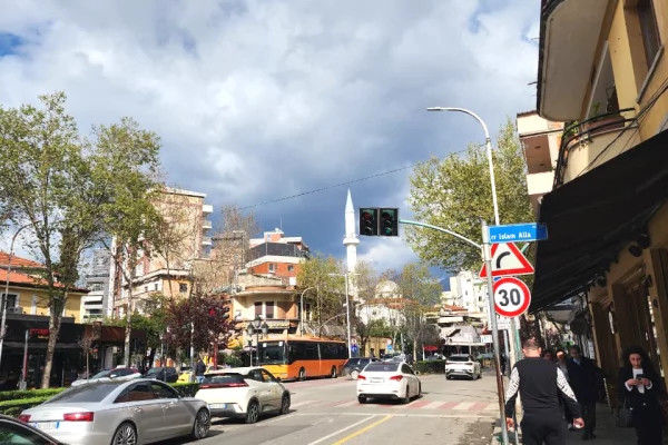 Shtepi ne shitje Apartament ne Tirane, 2+1, Mobilimi E mobiluar, Pagesa 297,000  Euro.