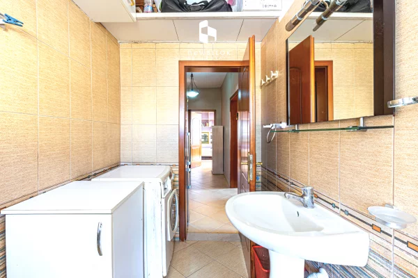 Shtepi ne shitje Apartament ne Tirane, 2+1, Mobilimi E mobiluar, Pagesa 179,000  Euro.