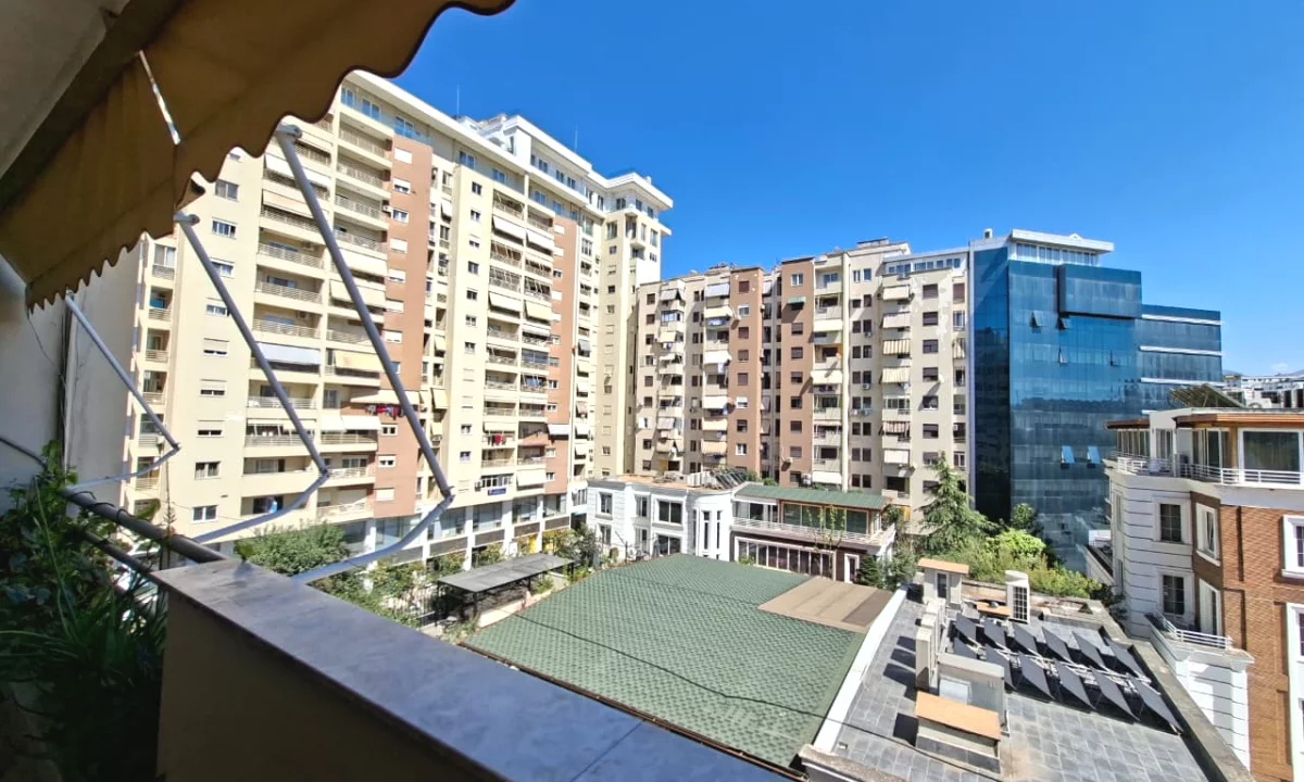 Shtepi me qera Apartament ne Tirane, 3+1, Mobilimi Pjeserisht e mobiluar, Pagesa 72,000  Leke.