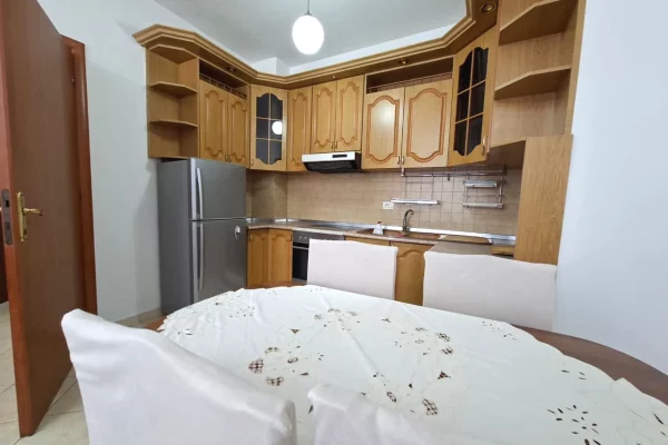 Shtepi me qera Apartament ne Tirane, 3+1, Mobilimi Pjeserisht e mobiluar, Pagesa 72,000  Leke.