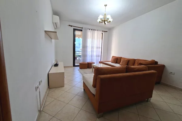 Shtepi me qera Apartament ne Tirane, 3+1, Mobilimi Pjeserisht e mobiluar, Pagesa 72,000  Leke.