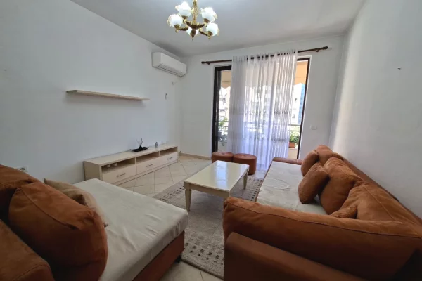 Shtepi me qera Apartament ne Tirane, 3+1, Mobilimi Pjeserisht e mobiluar, Pagesa 72,000  Leke.