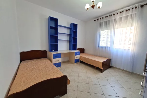 Shtepi me qera Apartament ne Tirane, 3+1, Mobilimi Pjeserisht e mobiluar, Pagesa 72,000  Leke.