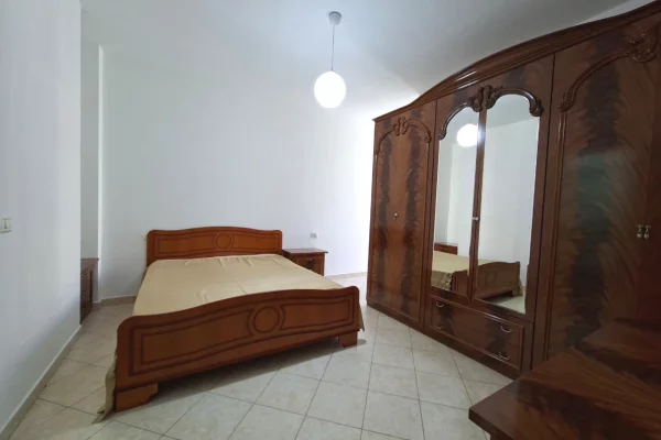 Shtepi me qera Apartament ne Tirane, 3+1, Mobilimi Pjeserisht e mobiluar, Pagesa 72,000  Leke.