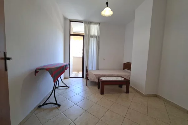 Shtepi me qera Apartament ne Tirane, 3+1, Mobilimi Pjeserisht e mobiluar, Pagesa 72,000  Leke.