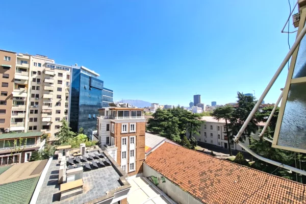 Shtepi me qera Apartament ne Tirane, 3+1, Mobilimi Pjeserisht e mobiluar, Pagesa 72,000  Leke.