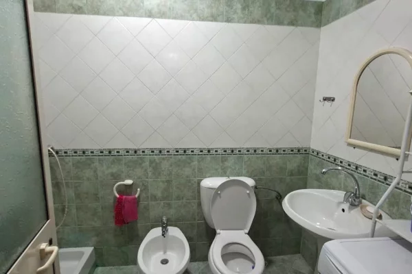 Shtepi me qera Apartament ne Tirane, 3+1, Mobilimi Pjeserisht e mobiluar, Pagesa 72,000  Leke.