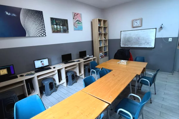 🏠 Me Qera: Zyre. 100m2 (📍Std. Dinamo - Sulejman Delvina)🔥 Super zone || Buze Rruge ✨️ 850Euro Neto / Muaji 💶