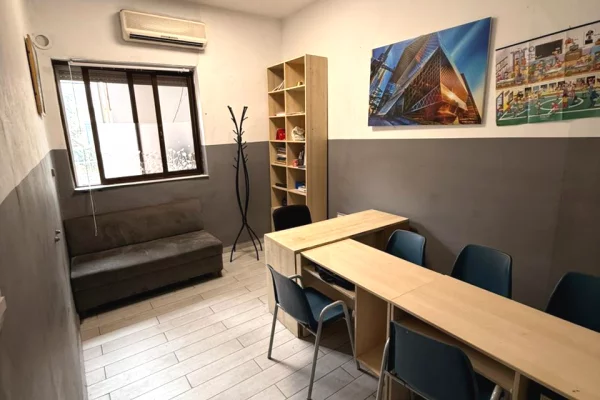 🏠 Me Qera: Zyre. 100m2 (📍Std. Dinamo - Sulejman Delvina)🔥 Super zone || Buze Rruge ✨️ 850Euro Neto / Muaji 💶