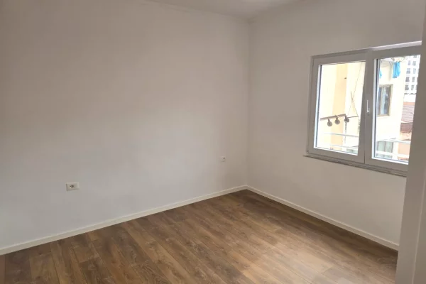 Shtepi ne shitje Apartament ne Tirane, 1+1, Mobilimi Bosh, pa mobiluar, Pagesa 122,000  Euro.
