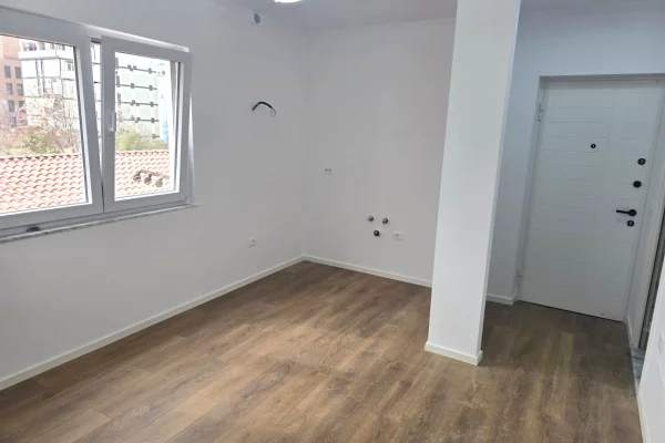Shtepi ne shitje Apartament ne Tirane, 1+1, Mobilimi Bosh, pa mobiluar, Pagesa 122,000  Euro.
