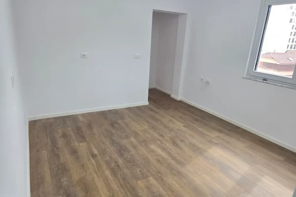 Shtepi ne shitje Apartament ne Tirane, 1+1, Mobilimi Bosh, pa mobiluar, Pagesa 122,000  Euro.