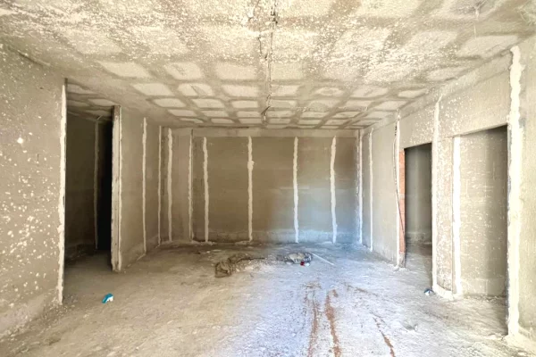 Shtepi ne shitje Apartament ne Tirane, 2+1, Mobilimi Bosh, pa mobiluar, Pagesa 193,500  Euro.