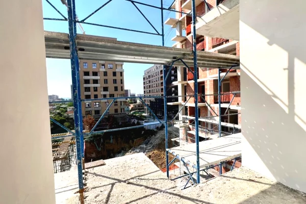 Shtepi ne shitje Apartament ne Tirane, 2+1, Mobilimi Bosh, pa mobiluar, Pagesa 172,000  Euro.