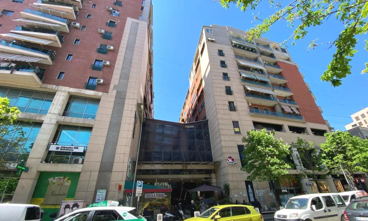 SHITET : Ambient Biznesi📍Qendra Galeria (Rruga e Barrikadave) - 160,000Euro - S.68m2 - Kati.2 || Mundesi shume e mire Investimi🔥
