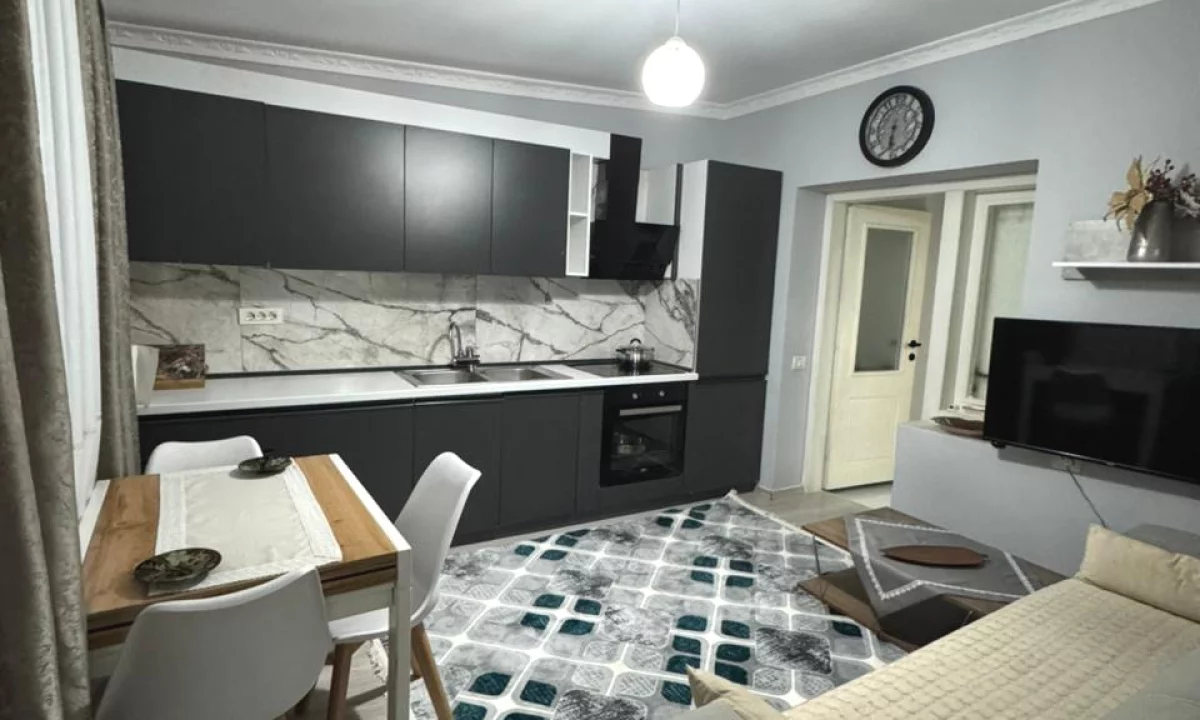 Shtepi me qera Apartament ne Tirane, 1+1, Mobilimi E mobiluar, Pagesa 43,000  Leke.