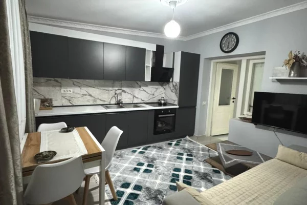 Me Qera : 1+1📍Shkolla e Bashkuar (Rruga e Dibres) - 43,000 Leke/muaj - S.50m² - Kt.0 || Buze Rruge - Akses i Shpejte🏃🏻‍♂️