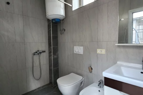 Shtepi me qera Shtepi Private ne Tirane, 1+1, Mobilimi Pjeserisht e mobiluar, Pagesa 40,000  Leke.