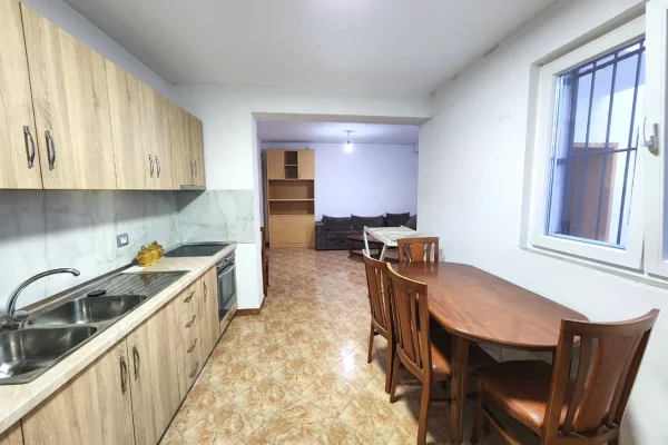 Shtepi me qera Shtepi Private ne Tirane, 1+1, Mobilimi Pjeserisht e mobiluar, Pagesa 40,000  Leke.