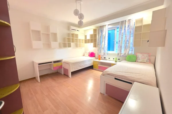 Shtepi ne shitje Apartament ne Tirane, 3+1, Mobilimi E mobiluar, Pagesa 270,000  Euro.