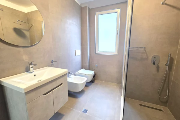 Shtepi ne shitje Apartament ne Tirane, 3+1, Mobilimi E mobiluar, Pagesa 270,000  Euro.