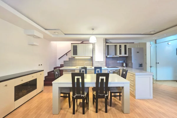 Shtepi ne shitje Apartament ne Tirane, 3+1, Mobilimi E mobiluar, Pagesa 270,000  Euro.