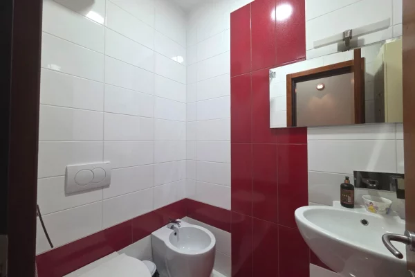 Shtepi ne shitje Apartament ne Tirane, 3+1, Mobilimi E mobiluar, Pagesa 270,000  Euro.