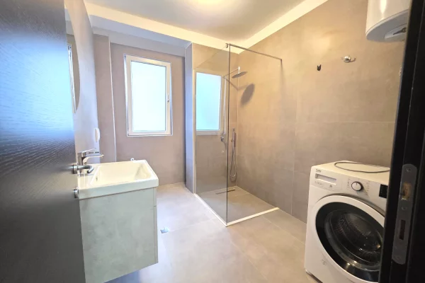 Shtepi ne shitje Apartament ne Tirane, 3+1, Mobilimi E mobiluar, Pagesa 270,000  Euro.