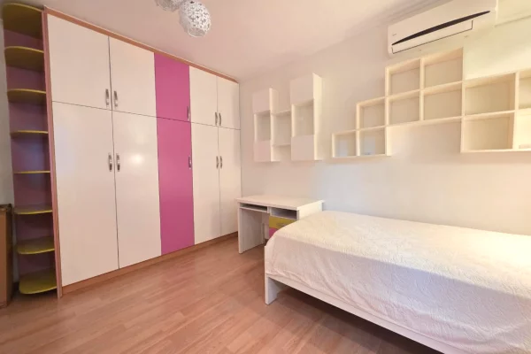 Shtepi ne shitje Apartament ne Tirane, 3+1, Mobilimi E mobiluar, Pagesa 270,000  Euro.