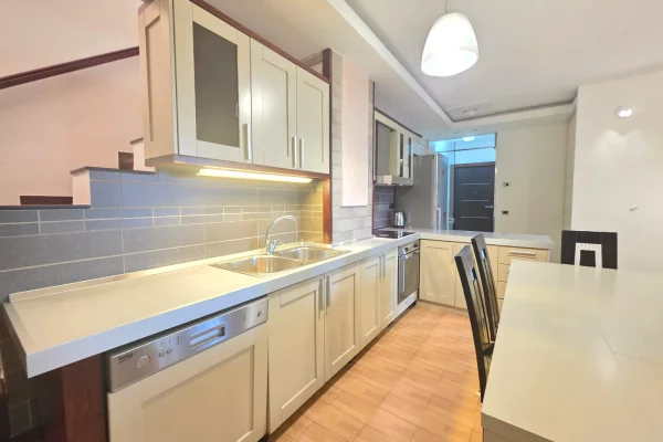Shtepi ne shitje Apartament ne Tirane, 3+1, Mobilimi E mobiluar, Pagesa 270,000  Euro.