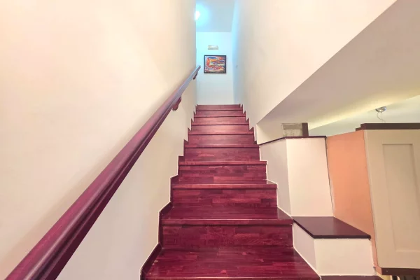 Shtepi ne shitje Apartament ne Tirane, 3+1, Mobilimi E mobiluar, Pagesa 270,000  Euro.