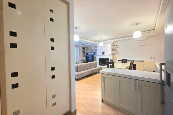 Shtepi ne shitje Apartament ne Tirane, 3+1, Mobilimi E mobiluar, Pagesa 270,000  Euro.