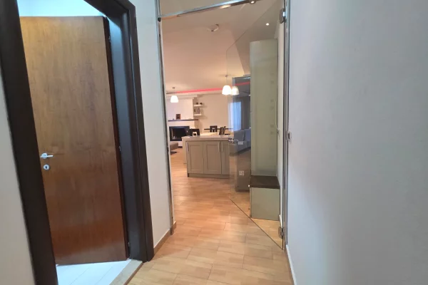 Shtepi ne shitje Apartament ne Tirane, 3+1, Mobilimi E mobiluar, Pagesa 270,000  Euro.