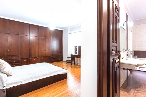 Shtepi me qera Apartament ne Tirane, 2+1, Mobilimi E mobiluar, Pagesa 1,300  Euro.