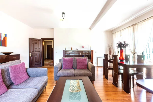 Shtepi me qera Apartament ne Tirane, 2+1, Mobilimi E mobiluar, Pagesa 1,300  Euro.