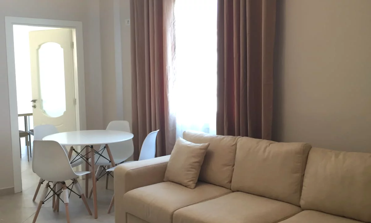 Shtepi me qera Apartament ne Tirane, 1+1, Mobilimi E mobiluar, Pagesa 450  Euro.