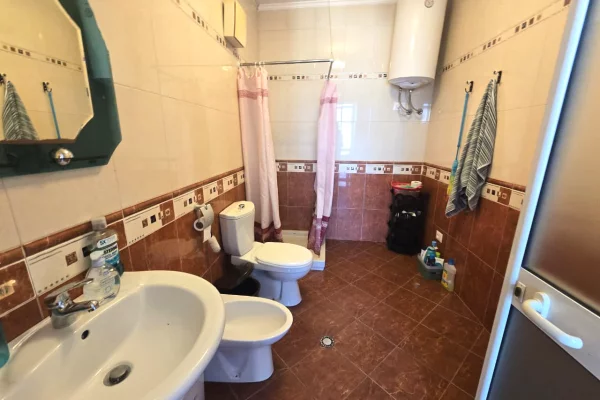 Shtepi me qera Apartament ne Tirane, 2+1, Mobilimi E mobiluar, Pagesa 65,000  Leke.