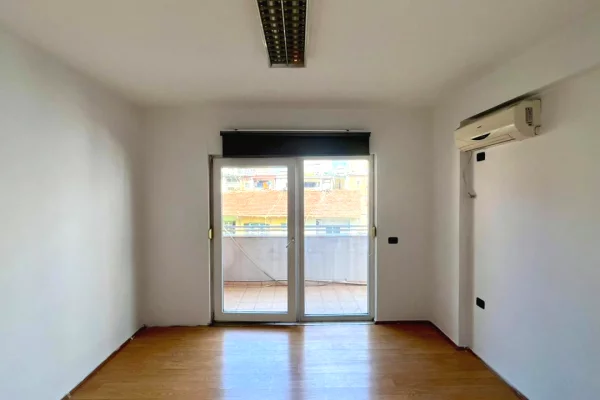 Me Qera: Zyre Moderne me 3 Ambiente Pune Sheshi Wilson (Prane Postes 8) - Kt.3 - 750Euro/Muaj - S.110m2