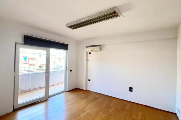 Me Qera: Zyre Moderne me 3 Ambiente Pune Sheshi Wilson (Prane Postes 8) - Kt.3 - 750Euro/Muaj - S.110m2