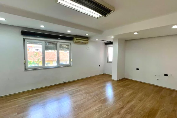 Me Qera: Zyre Moderne me 3 Ambiente Pune Sheshi Wilson (Prane Postes 8) - Kt.3 - 750Euro/Muaj - S.110m2