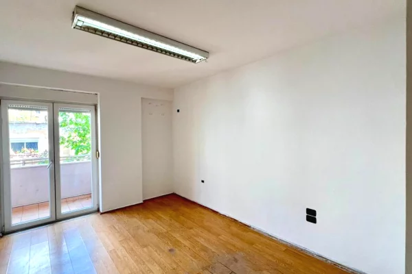 Me Qera: Zyre Moderne me 3 Ambiente Pune Sheshi Wilson (Prane Postes 8) - Kt.3 - 750Euro/Muaj - S.110m2